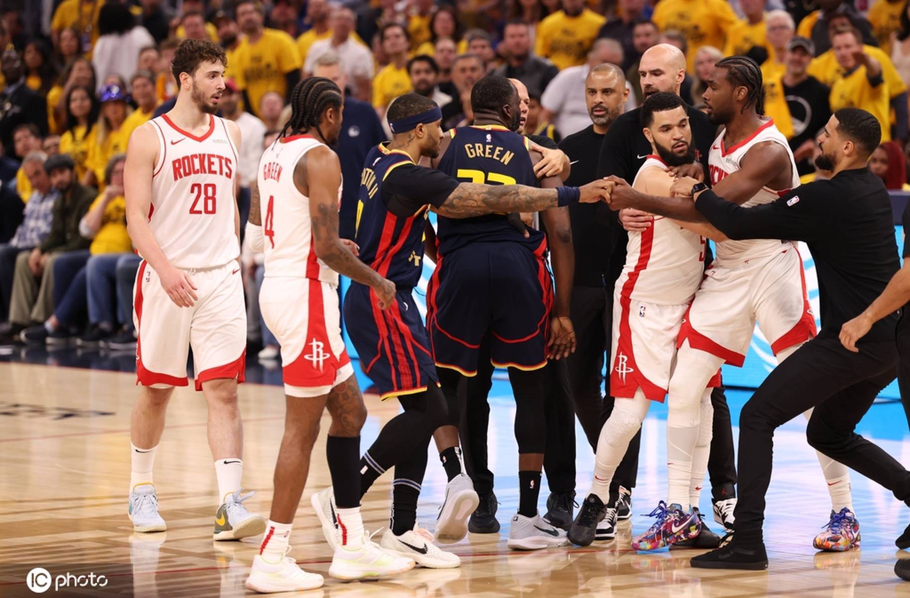 包含激烈对抗中的胜负之争，双方球队激情全线开火的词条