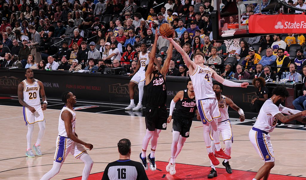 开拓者客场惨败马刺，遭遇连败