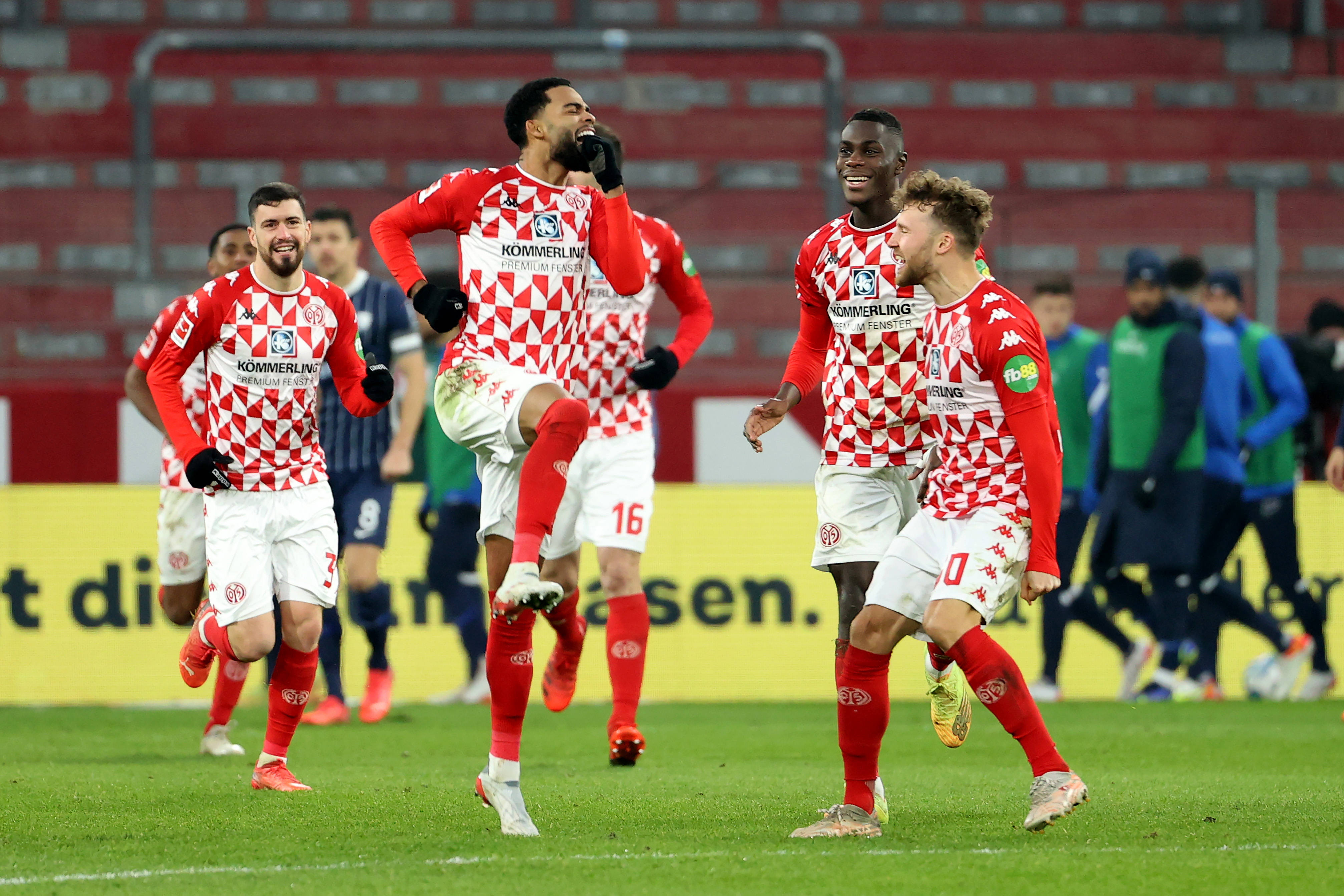 包含沃尔夫斯堡告负，德甲榜首角逐胶着局势难分胜负的词条