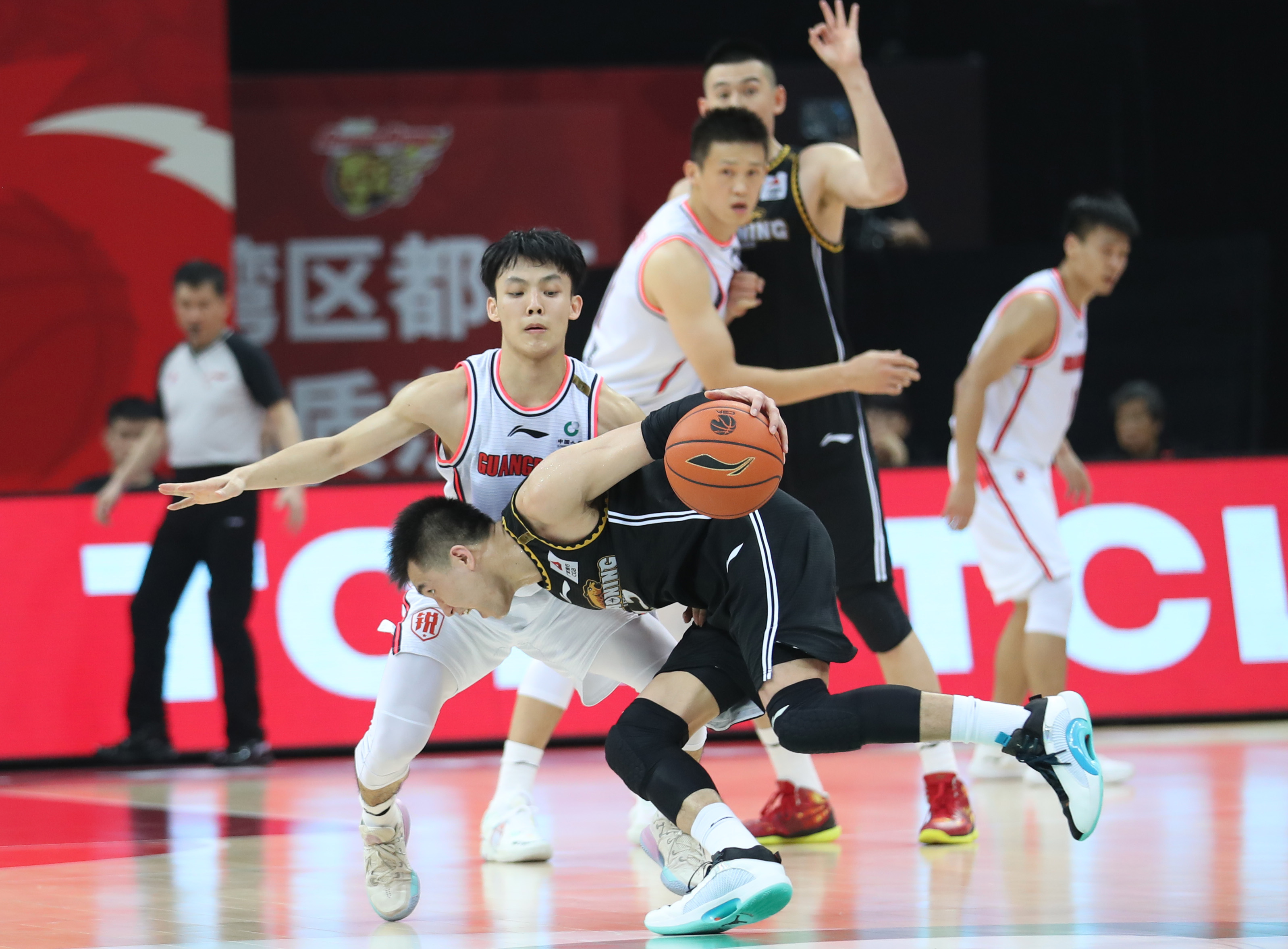 广州队夺取CBA总决赛冠军，陈林坤称赞队员表现稳定