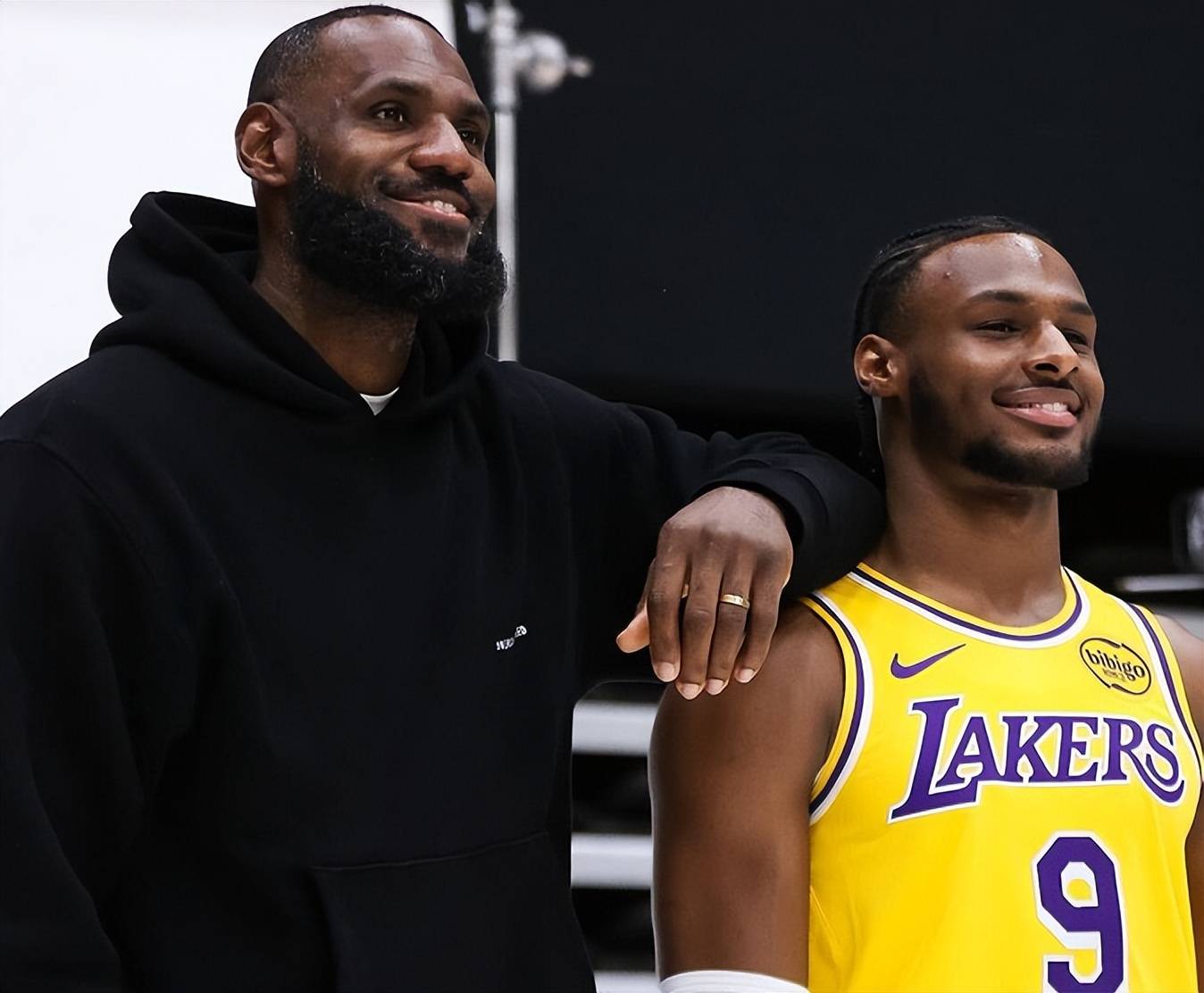 雄鹿力克湖人，取得十连胜